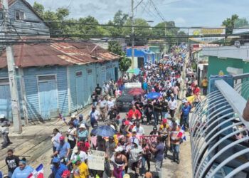 Marcha en Barahona por medio ambiente y obras