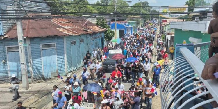 Marcha en Barahona por medio ambiente y obras