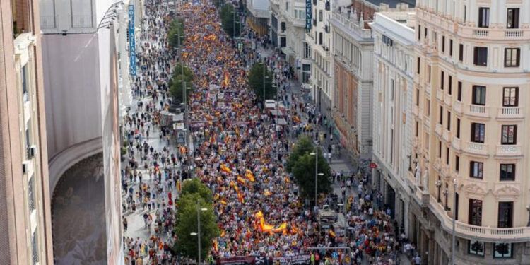 Marcha por vivienda en Madrid reúne a 70,000 personas