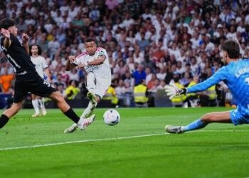 Mbappé hace líder al Real Madrid con triplete