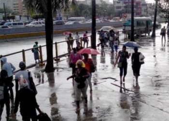 Medio país en alerta verde por vaguada y onda tropical