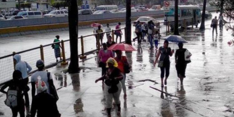 Medio país en alerta verde por vaguada y onda tropical