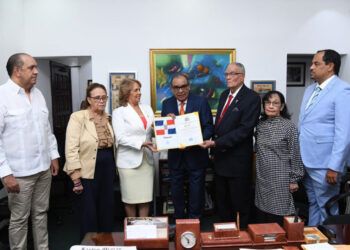 Miguel-Franjul-recibe-reconocimiento-de-Fenacerd