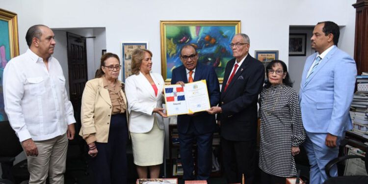 Miguel-Franjul-recibe-reconocimiento-de-Fenacerd