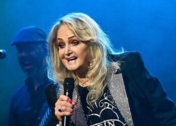 Miles despiden a Bonnie Tyler en las calles de Gales