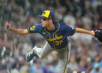 Misiorowski impone marca y Milwaukee vence a Rockies