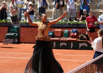 Naomi Osaka deslumbra en Roland Garros