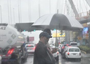 Onda tropical dejará aguaceros este domingo