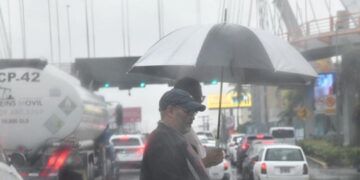 Onda tropical dejará aguaceros este domingo