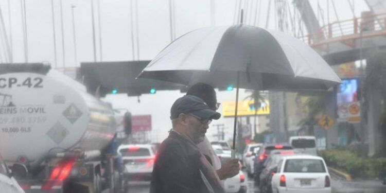 Onda tropical dejará aguaceros este domingo