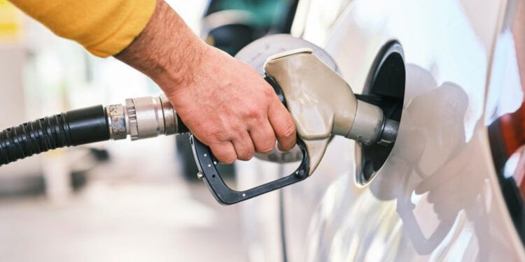 Gobierno mantiene precios de los combustibles