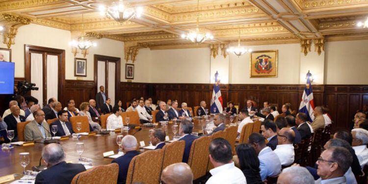 Partidos rechazan recorte de fondos públicos