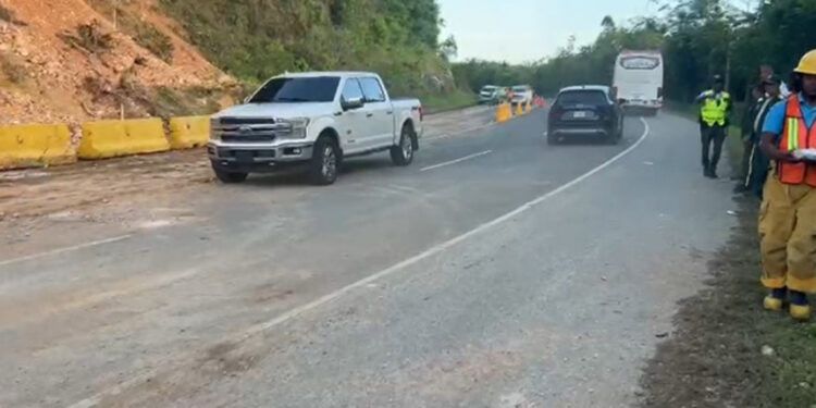 Restablecen tránsito en carretera Juan Pablo II