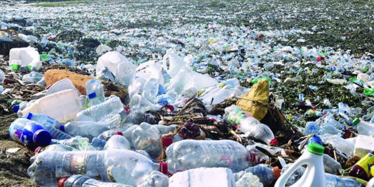 Río Ozama transfiere plásticos al océano