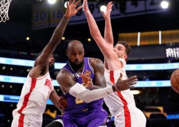 Rockets vencen a Lakers y siguen con vida