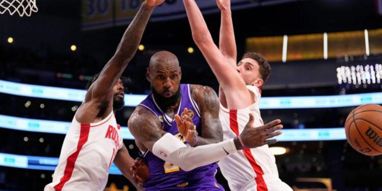 Rockets vencen a Lakers y siguen con vida
