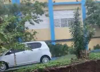 Se desploma pared de escuela en Sabana Perdida