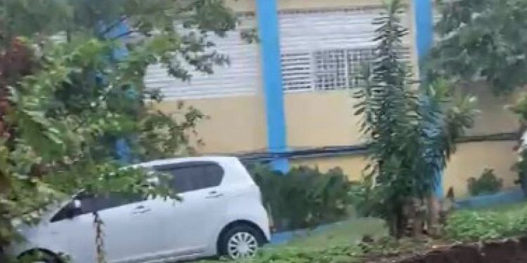Se desploma pared de escuela en Sabana Perdida