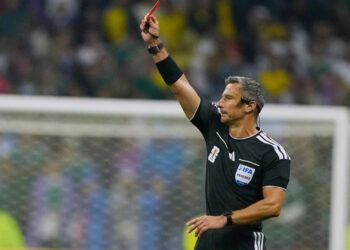 Tarjeta roja por taparse la boca: la nueva regla FIFA