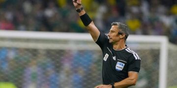 Tarjeta roja por taparse la boca: la nueva regla FIFA