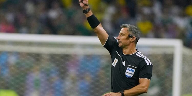 Tarjeta roja por taparse la boca: la nueva regla FIFA