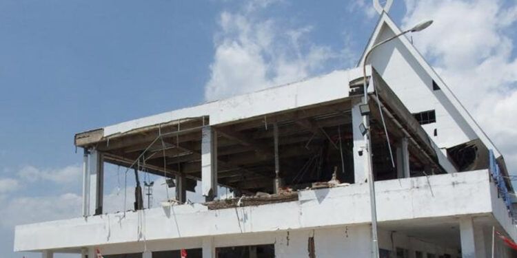 Terremoto en Indonesia deja 53 muertos y miles evacuados