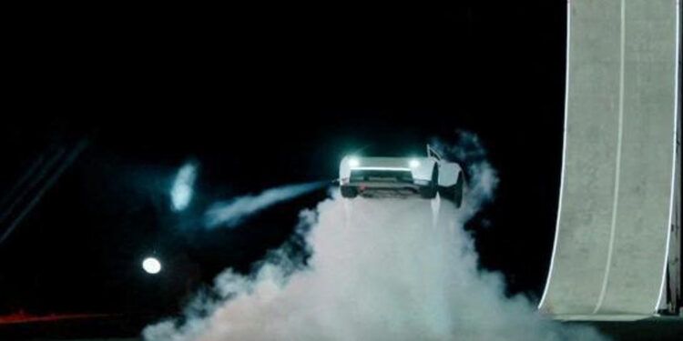 Tesla presenta Roadster capaz de saltar y volar