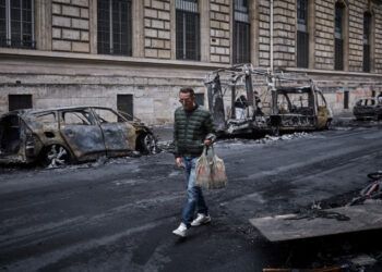 Toques de queda en Francia tras disturbios y saqueos