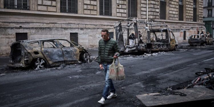 Toques de queda en Francia tras disturbios y saqueos