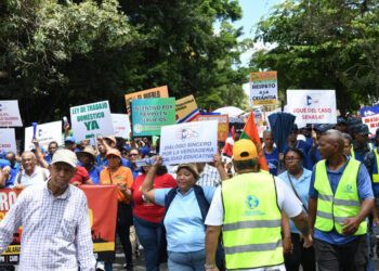Trabajadores marchan al Palacio por salarios y cesantía