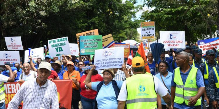 Trabajadores marchan al Palacio por salarios y cesantía