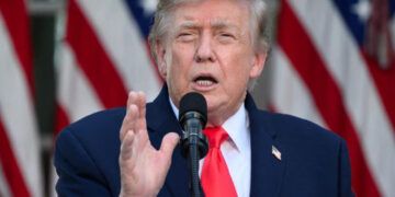 Trump presume récord en expulsiones migratorias