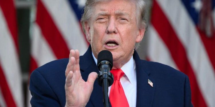 Trump presume récord en expulsiones migratorias