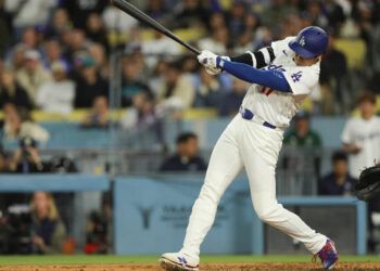Tucker impulsa triunfo de Dodgers sobre Marlins
