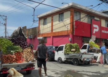 Vendedores y paradas agravan tránsito en kilómetro 9