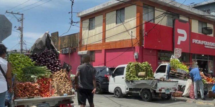 Vendedores y paradas agravan tránsito en kilómetro 9
