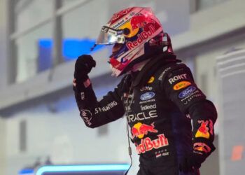 Verstappen gana en Singapur y Antonelli roza el título