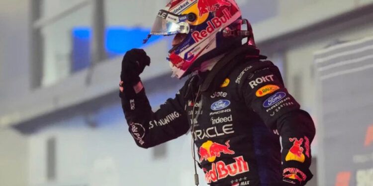 Verstappen gana en Singapur y Antonelli roza el título