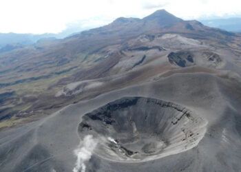 Volcán Puracé emite ceniza y afecta aeropuerto de Popayán