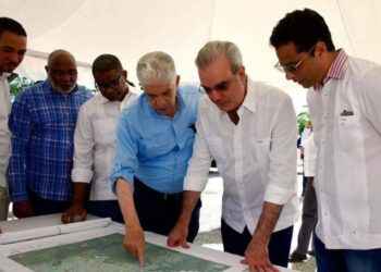 Abinader anuncia soluciones para alcantarillado, agua potable y energía en Higüey