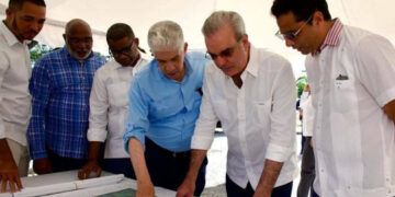 Abinader anuncia soluciones para alcantarillado, agua potable y energía en Higüey