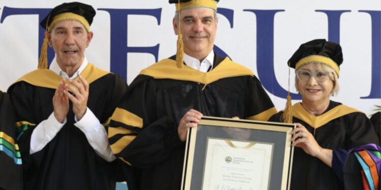 Abinader aporta RD$28 millones a UTESUR para proyectos educativos prioritarios