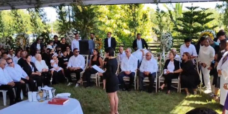 Luis Abinader asiste a funeral de Nelsy Cruz en Monte Cristi