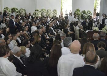 Abinader asiste al velorio del hijo de Eduardo Estrella