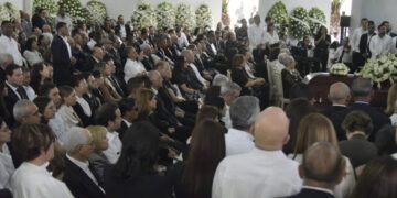 Abinader asiste al velorio del hijo de Eduardo Estrella