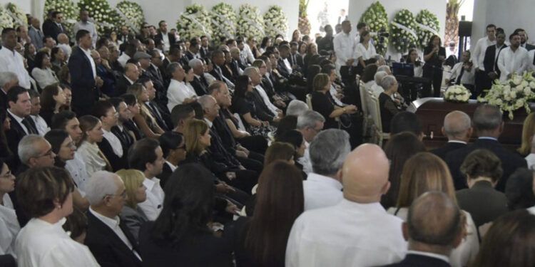 Abinader asiste al velorio del hijo de Eduardo Estrella