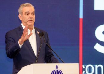Abinader defiende alza de tarifas en licencias de construcción