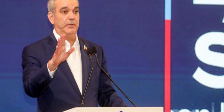 Abinader defiende alza de tarifas en licencias de construcción