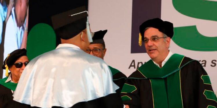 Luis Abinader encabeza graduación de técnicos ISA