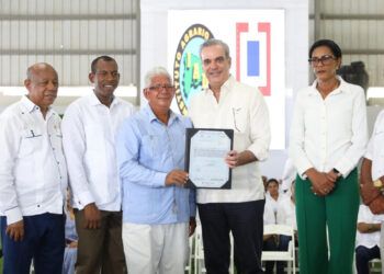 Abinader entrega 723 títulos de propiedad en Nisibón